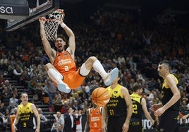 Puerto machaca el aro de La Laguna Tenerife en el partido de la Liga Regular de esta temporada entre ambos equipos en la Fonteta.