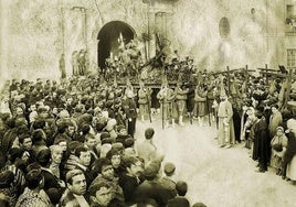 Magia. El paso de La Caída, a la salida de la iglesia de Jesús, en la plaza de San Agustín, en una fotografía del siglo XIX.