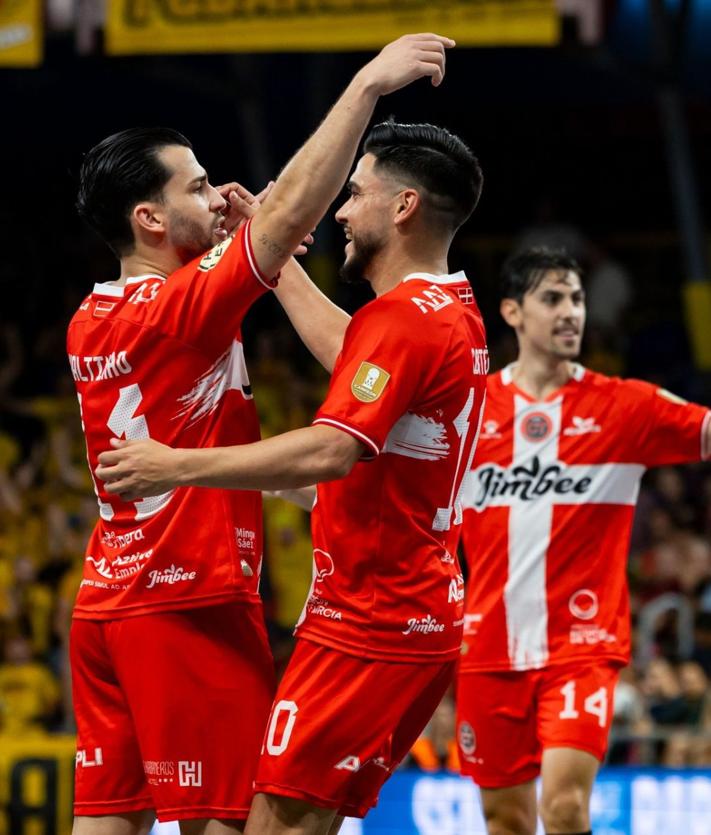 Imagen secundaria 2 - El pívot melonero Pablo Ramírez, que disparó al palo en la primera parte, cubre el balón ante la presencia de Pito, anoche, en el Palau Blaugrana. Matheus, un dolor de cabeza para el Jimbee, finta al italobrasileño Motta para establecer el 2-0 en el marcador en la primera parte. Waltinho celebra con Cortés su volea, la del 2-1, en la recta final de la primera parte.
