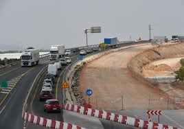 Obras del nuevo puente sobre el ferrocarril junto a la estación de Balsicas, en la autovía del Mar Menor, el verano pasado.