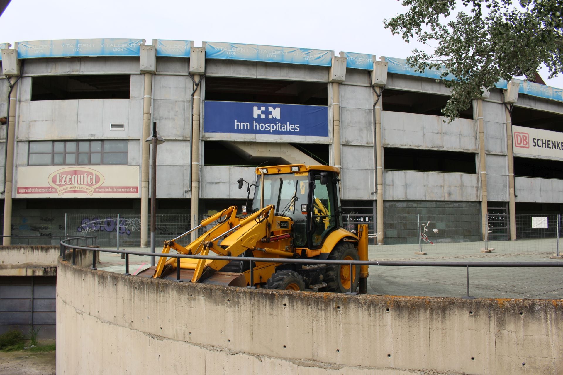 Una excavadora en los accesos del estadio Reino de León anuncia el inminente inicio de las obras.