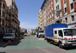 Camiones, maquinaria y trabajadores en el trayecto más cercano a Guzmán el Bueno en Ordoño II