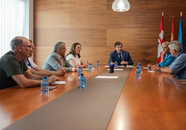 Reunión del comité de empresa de Azucarera y representantes de la Junta con el presidente a la cabeza.