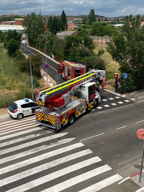Un incendio en una caseta anexa al Recreo Industrial moviliza a los bomberos de León