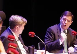 El presidente de la Junta, Alfonso Fernández Mañueco, participa en el programa 'Es la mañana de Federico', de esRadio, junto al periodista Federico Jiménez Losantos.