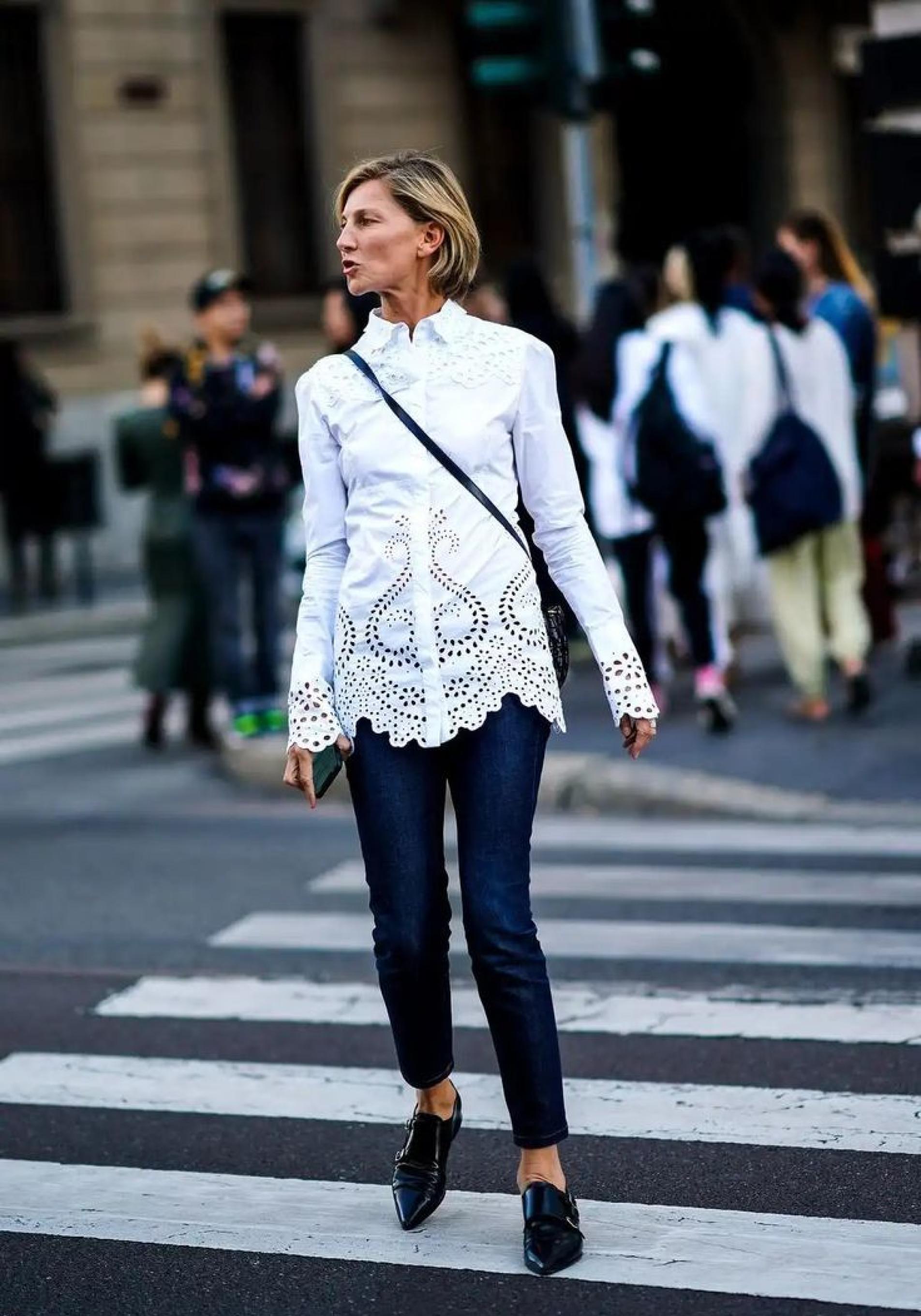 Camisas bordadas blancas que rejuvenecen el look primaveral a los 50
