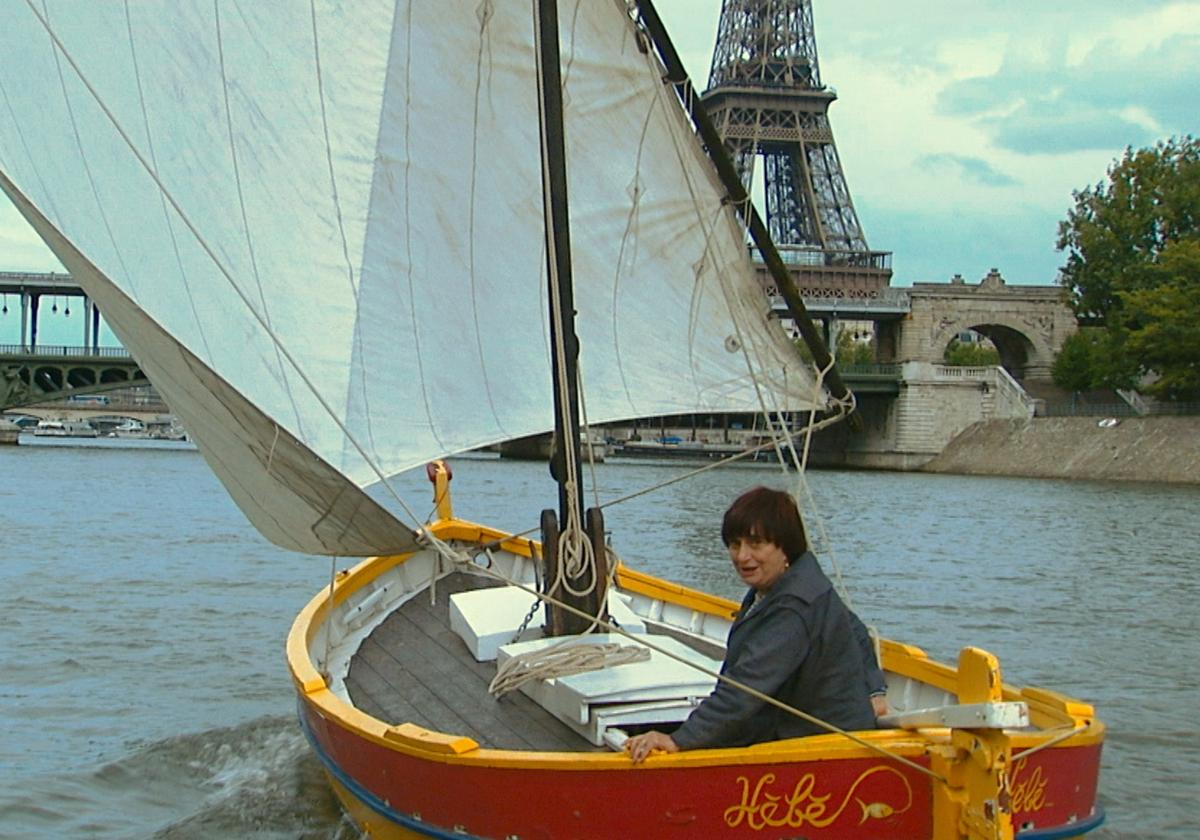 Agnès Varda surca el Sena en una imagen de su película documental autobiográfica de 2008 'Las playas de Agnès'.