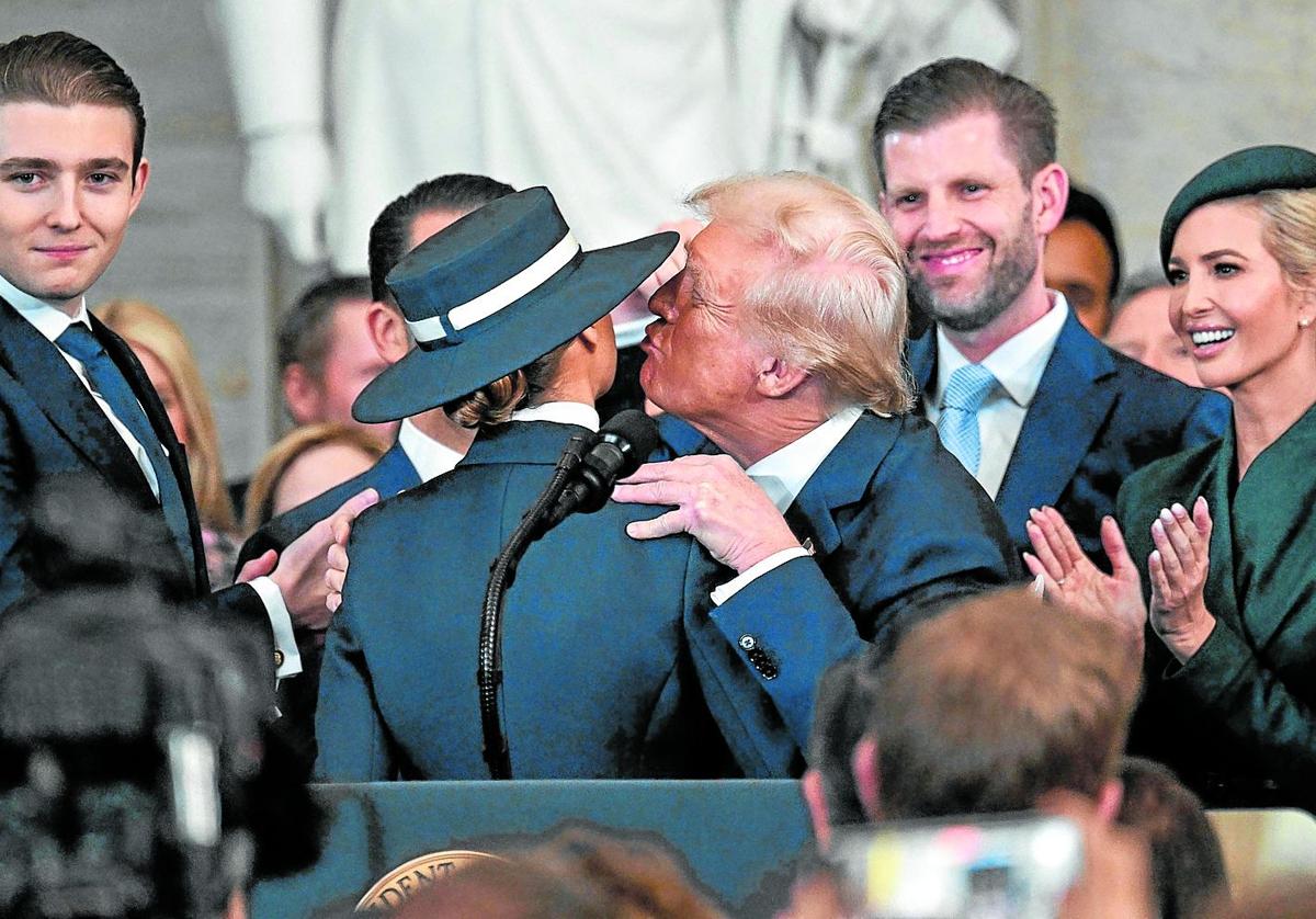 El patriarca Trump durante su jura del cargo rodeado por sus hijos.