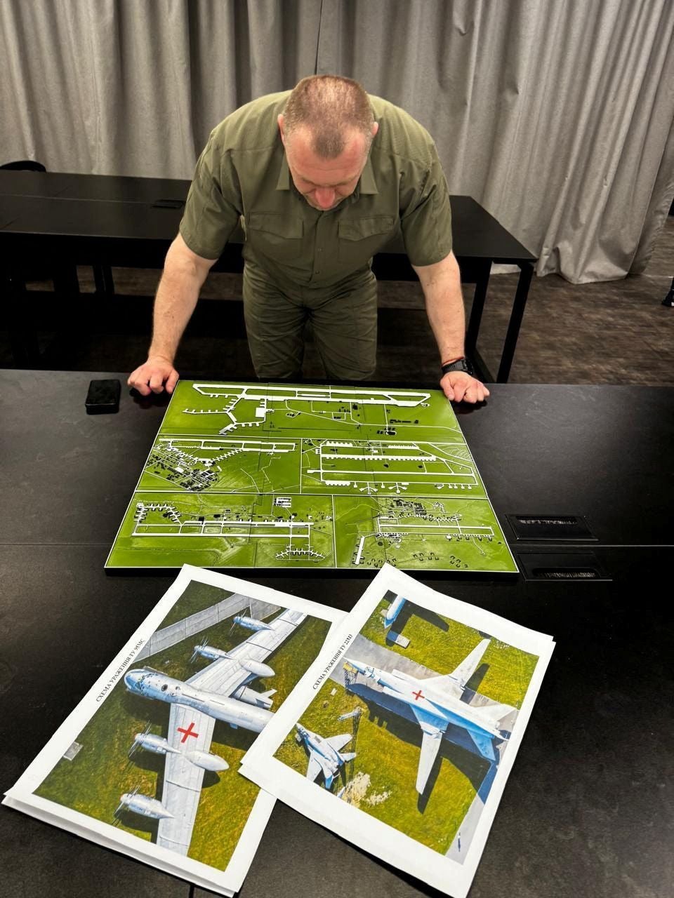 El jefe del Servicio de Seguridad de Ucrania, Vasili Maliuk, observa el mapa de un aeródromo en un lugar desconocido durante el ataque ruso a Ucrania.