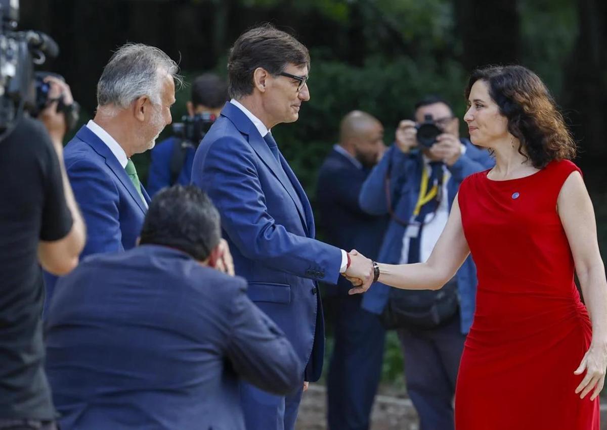 Imagen secundaria 1 - Carlos Mazón, a su llegada a la Conferencia de Presidentes; Isabel Dïaz Ayuso saluda a Salvador Illa; Emiliano García-Page saluda a Illa