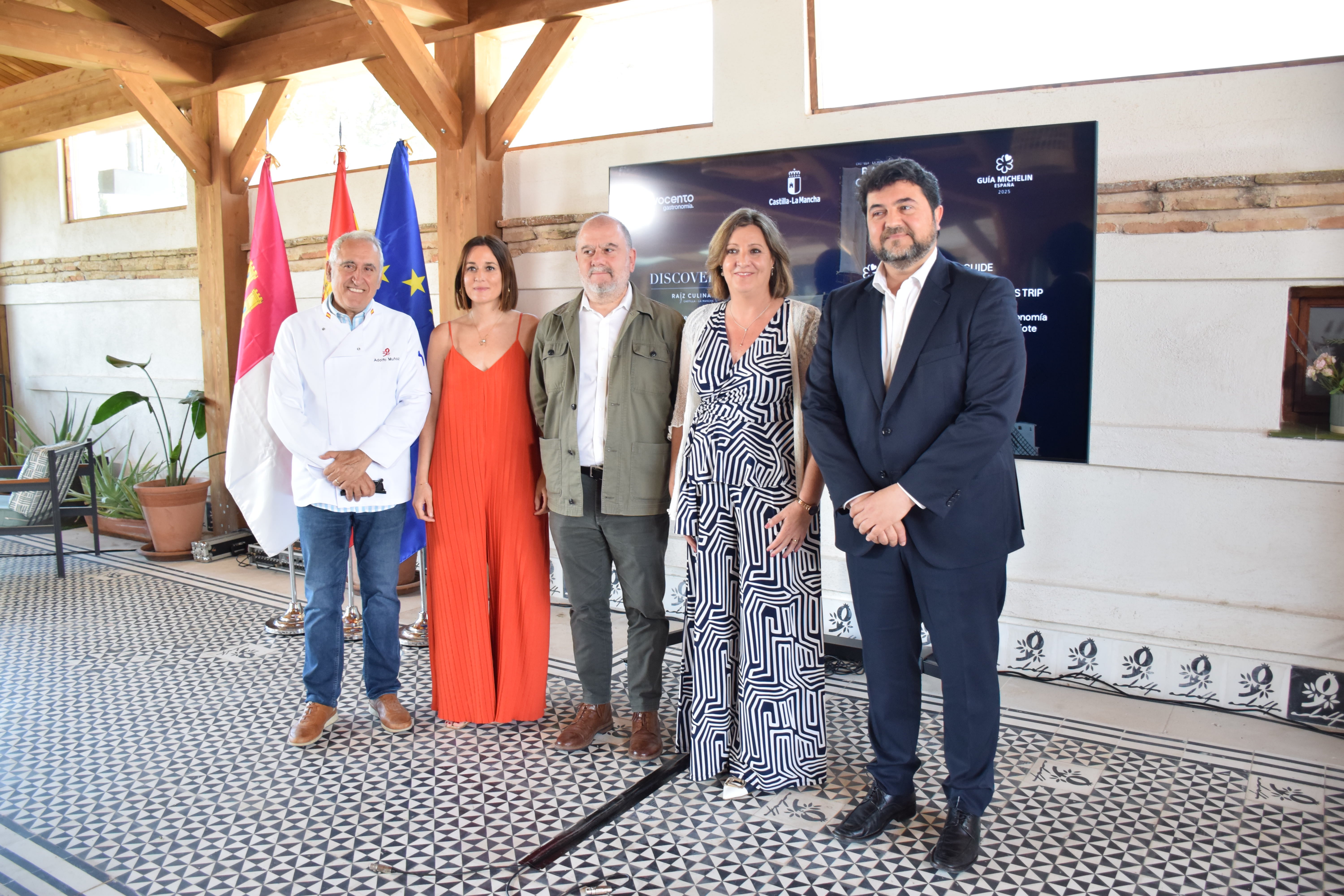 La consejera de Economía, Empresas y Empleo, Patricia Franco (en el centro), junto al chef Adolfo Muñoz, representantes de Vocento Gastronomía y de la guía Michelin en la presentación de DiscoverEat.