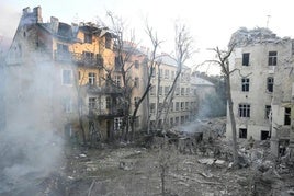 Las calles de una ciudad ucraniana, destruidas tras un ataque aéreo ruso.