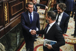 El líder del PP, Alberto Núñez Feijóo, estrecha la mano al de Vox, Santiago Abascal