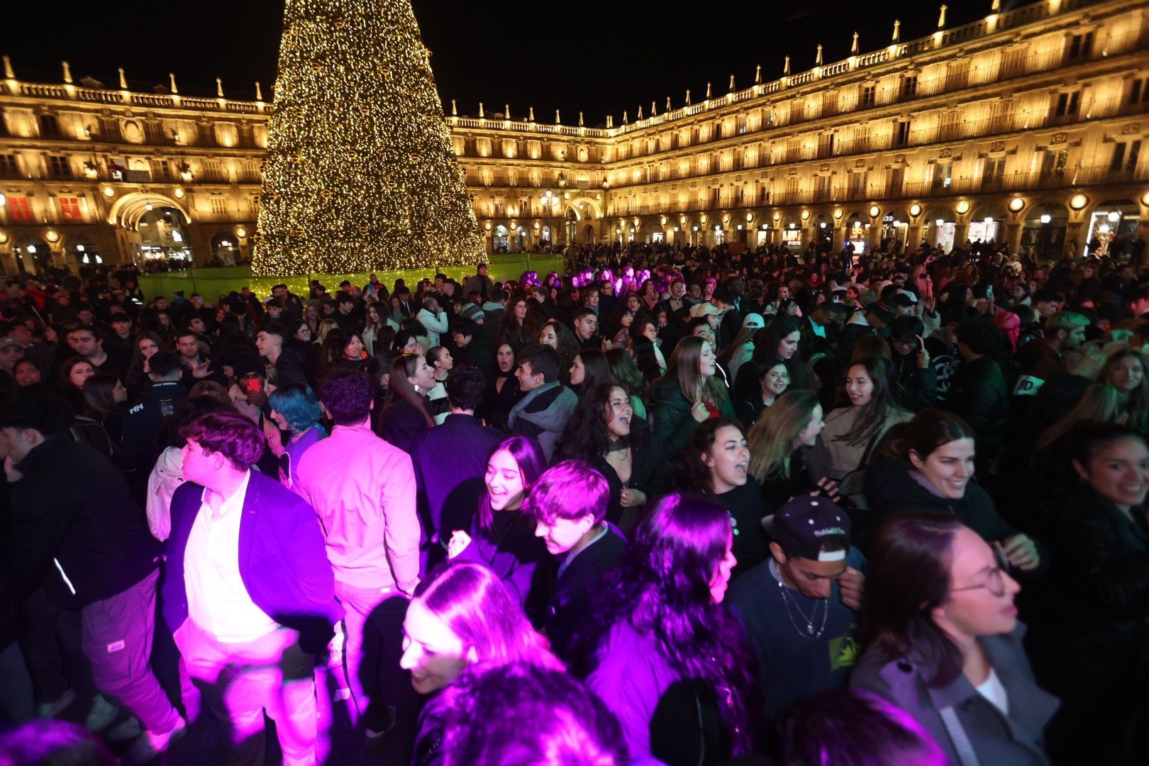 Miles de jóvenes inundan ya la Plaza Mayor para despedir el año