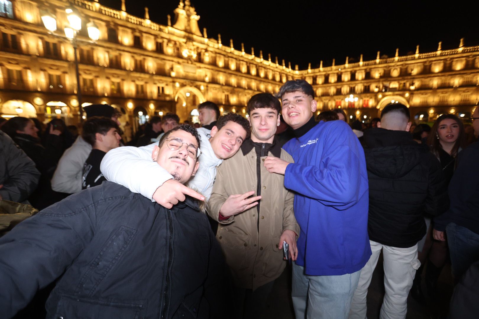Miles de jóvenes inundan ya la Plaza Mayor para despedir el año