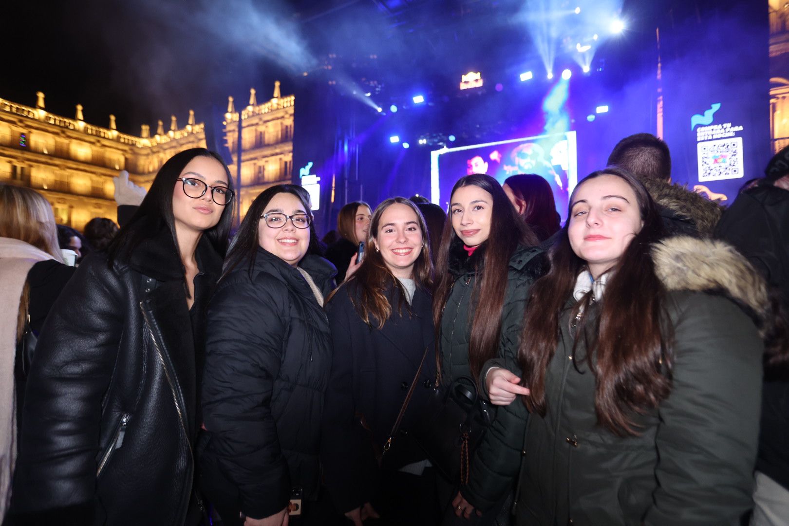 Miles de jóvenes inundan ya la Plaza Mayor para despedir el año