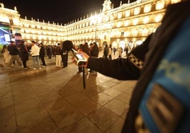 Un agente mide los decibelios en la Plaza Mayor de Salamanca