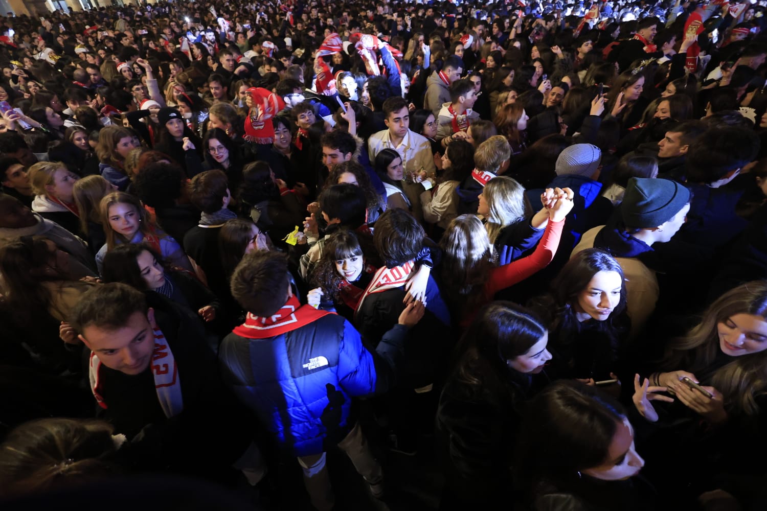Gran ambiente pero algo menos de gente en el Fin de Año Universitario