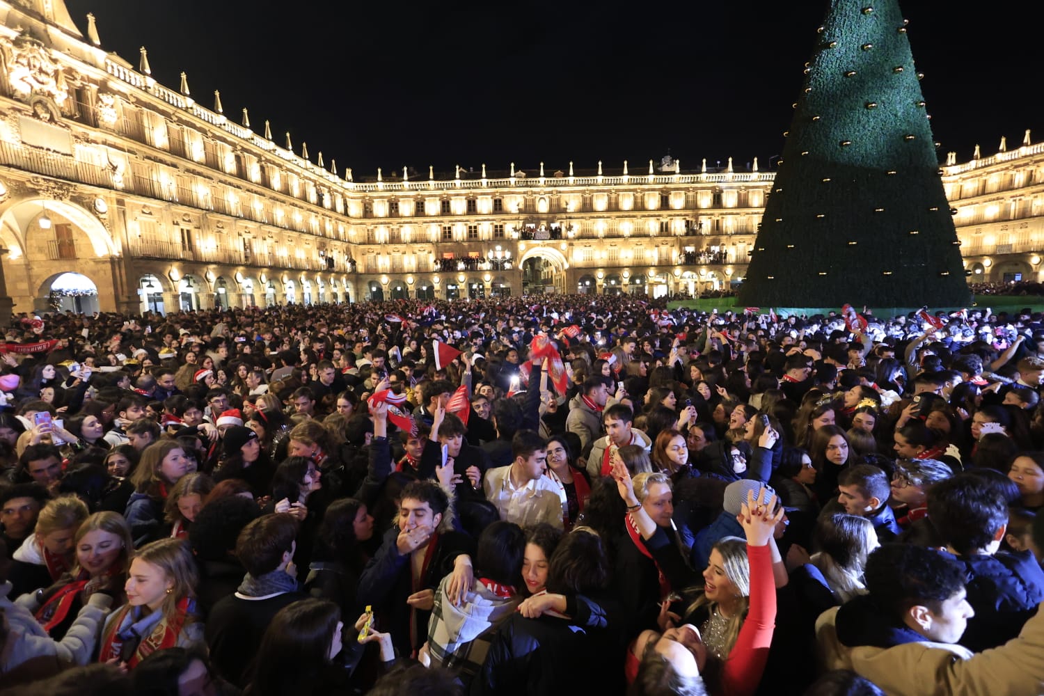Gran ambiente pero algo menos de gente en el Fin de Año Universitario