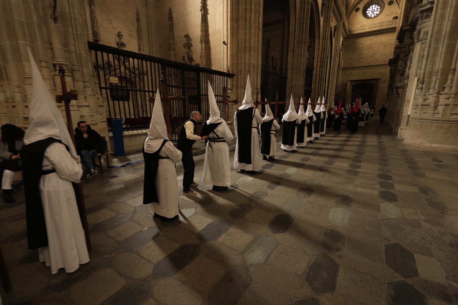 La lluvia respeta el Jueves Santo de Salamanca con el Vía Crucis desde la Catedral
