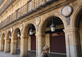 Orlas vacías entre los medallones de la Plaza Mayor.