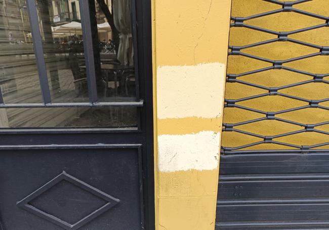 Las pruebas para cambiar de tono la fachada mal pintada.