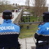 Agentes de la Policía Local, en las inmediaciones del Puente Romano de Salamanca en una imagen de archivo.