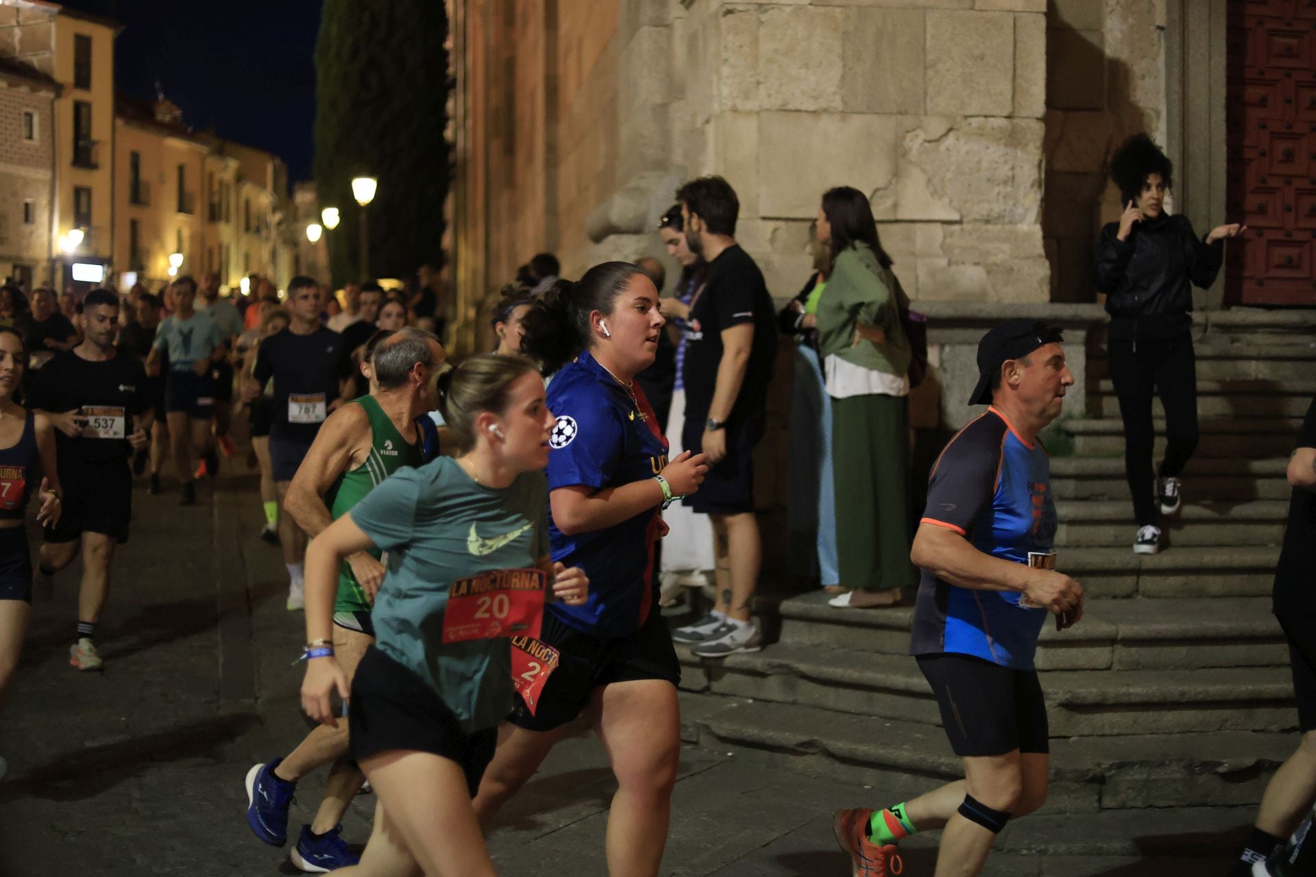 En imágenes la carrera nocturna que llena las calles de Salamanca en su XXV edición