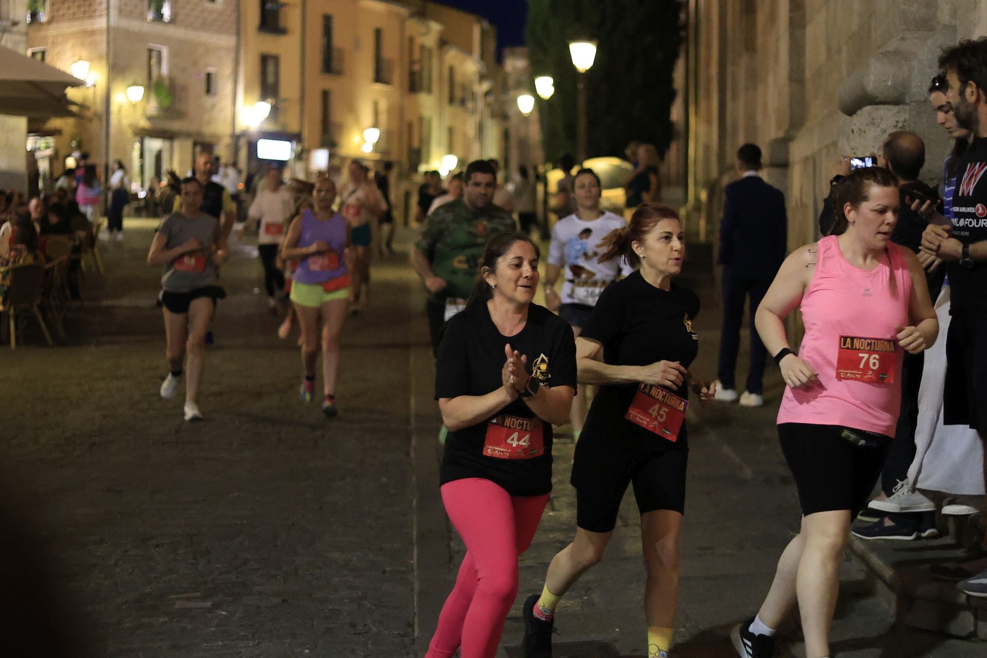 En imágenes la carrera nocturna que llena las calles de Salamanca en su XXV edición